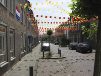 905340 Gezicht in de met oranje vlaggetjes versierde Minstraat te Utrecht. De versieringen zijn aangebracht naar ...